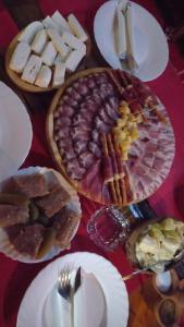 阿然德洛维克Domaćinska kuća的一张桌子,上面放着不同类型的面包和奶酪