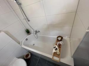 杜塞尔多夫Bilk Apartment的白色的浴室设有浴缸和卫生间。
