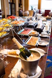 利马Country Club Lima Hotel – The Leading Hotels of the World的一张长桌,桶装一瓶香槟