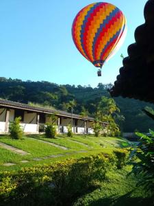 圣洛伦索圣洛伦索坎匹斯特旅馆的飞过田野的多彩热气球