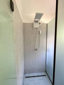 大塞拉Casa do Jardim的带淋浴的浴室和玻璃门