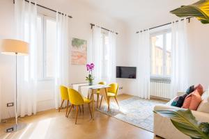 佛罗伦萨Condotta 16 Apartments的客厅配有桌子和黄色椅子