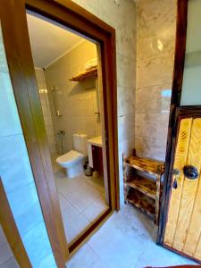 特拉布宗ACISU CAFE KONAKLAMA的一间带卫生间、水槽和镜子的浴室