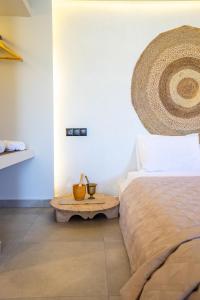 阿凡杜Hacienda tradition&relax的一间卧室配有一张床,一张桌子旁边床