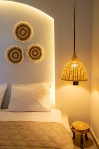 阿凡杜Hacienda tradition&relax的一间卧室配有一张床、一盏灯和一张桌子