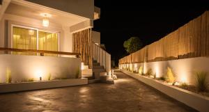 阿凡杜Hacienda tradition&relax的夜晚有灯光的房子的庭院