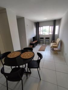 特雷西纳Loft charmoso na zona Leste de Teresina的客厅配有桌椅和沙发