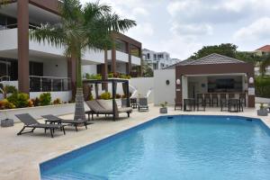 威廉斯塔德Xanadu Apartments at Blue Bay Golf & Beach Resort的一座带游泳池和度假村的别墅
