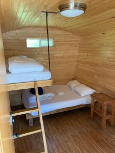 伦弗鲁港The Hiker Huts的小木屋内带两张双层床的客房