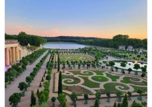 圣西尔-莱科勒Superbe appartement avec jardin proche Versailles的享有花园的空中湖景