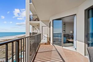 奥兰治比奇Phoenix VII 71113 by ALBVR - Beautiful Beachfront Condo with Amazing Views & Amenities!的海景阳台。