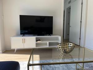 Las Palmas - Modern, Stylish, Spacious, Secure & Tranquil Condo with 2 Master Suite Bedrooms - WLK to SM Pier的电视和/或娱乐中心
