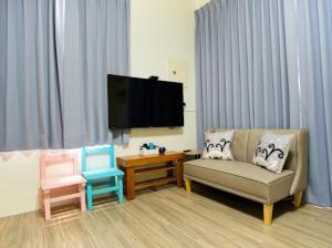Chaozhou上海民宿的带沙发和平面电视的客厅