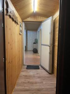 LubinU Gosi i Piotra的走廊设有一扇门,通往一间木房