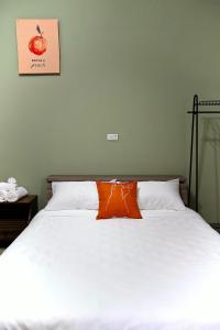Chaozhou上海民宿的床上有一个橙色枕头