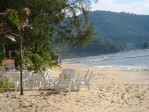 峇都丁宜ET经济型旅馆的海滩上的一组桌椅