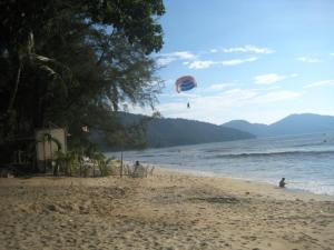 峇都丁宜ET经济型旅馆的海滩上放风筝的人