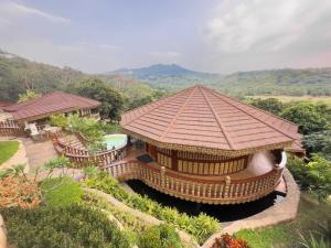 BagacRancho Bernardo Luxury Villas and Resort的山丘上带屋顶的大型凉亭