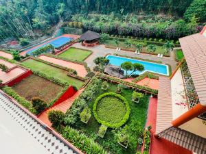 邦美蜀丹圣酒店的享有带花园和游泳池的房屋的空中景致