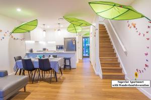 New LambtonChapel Heights Apartments的用餐室设有悬挂在天花板上的绿色遮阳伞