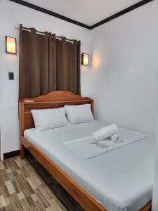 莫阿尔博阿3 Sisters Guest House 2的一间卧室配有一张带木制床头板的床