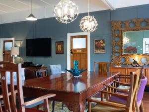 UkiChesson Lodge的一间带木桌和椅子的用餐室