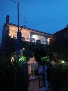 斯塔夫罗斯Villa Stegiovana的白色的建筑,晚上设有阳台