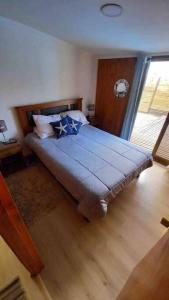 阿尔加罗沃Hermosa Cábaña algarrobo a pasos de la playa的一间卧室配有一张带蓝色枕头的床。