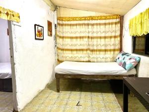 纳苏格布TINA TRANSIENT HOME的一间小房间,房间内设有长凳