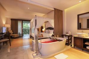 乌布乌布维萨斯度假酒店的带浴缸的浴室和卧室