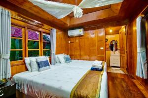 华欣泰国度假酒店的一间卧室设有一张大床和一个窗户。