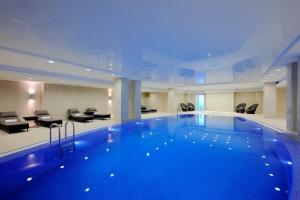 阿斯塔纳SAAD Hotel Astana的在酒店房间的一个大型游泳池