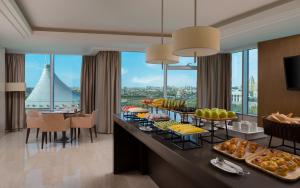 阿斯塔纳SAAD Hotel Astana的在酒店房间享用自助餐,包括一束食物