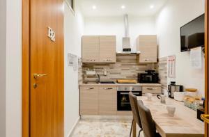 卡塔尼亚Mi casa tu casa - Guest House的厨房配有桌椅和水槽