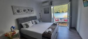 斯顿Apartment Sea Dream的一间小卧室,配有床和大窗户