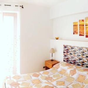 卡斯泰拉马莱AFFITTACAMERE LE SIGNORINE的一间卧室设有一张床和一个窗口