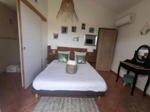 菲加里艾苏拉贝拉旅馆的一间卧室配有一张带桌子和镜子的床