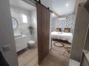 菲加里艾苏拉贝拉旅馆的浴室设有一间卧室,配有一张床和一个水槽