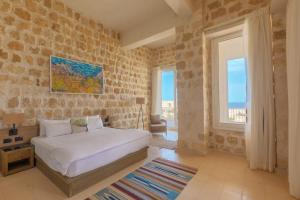 马萨阿拉姆Wadi Sabarah Lodge的卧室设有白色的床和大窗户