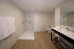 福恩吉罗拉普里丰希罗拉公寓酒店的带淋浴、盥洗盆和卫生间的浴室