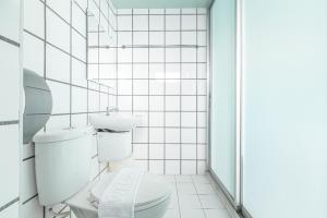 清迈HeyHa House的白色的浴室设有卫生间和淋浴。