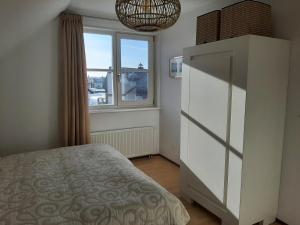 玛库姆Beach Villa Makkum的卧室设有大型白色橱柜和窗户。