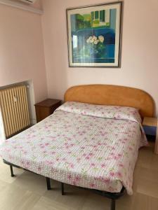 维罗纳DOLOMITI 5.3的一间卧室配有一张床铺,床上有毯子