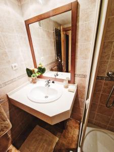 卡拉德费斯特拉特Benimar 1的浴室配有盥洗盆、镜子和浴缸