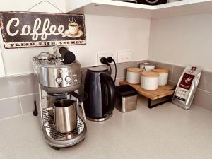 汉默温泉Cottage on Harrogate的厨房配有台面上的咖啡壶