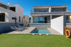 松塞拉德马里纳Son Serra Relax 2 By homevillas360的一个带游泳池的后院