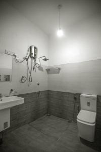 康提Kandy Fortress的浴室配有卫生间、水槽和灯