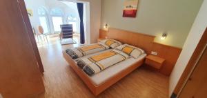RantenLandhaus Zitz的卧室配有一张床