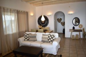 凯勒里瓦迪Infinity View Villas Mykonos的客厅配有白色的沙发和桌子