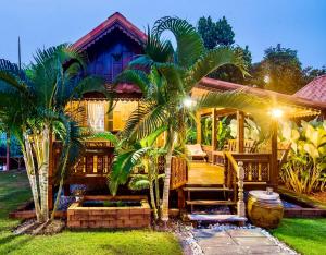华欣泰国度假酒店的两棵棕榈树在房子前面